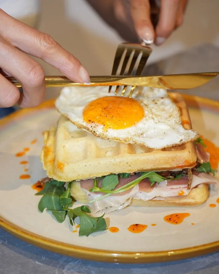 Waffle salado con huevo estrellado y jamón serrano